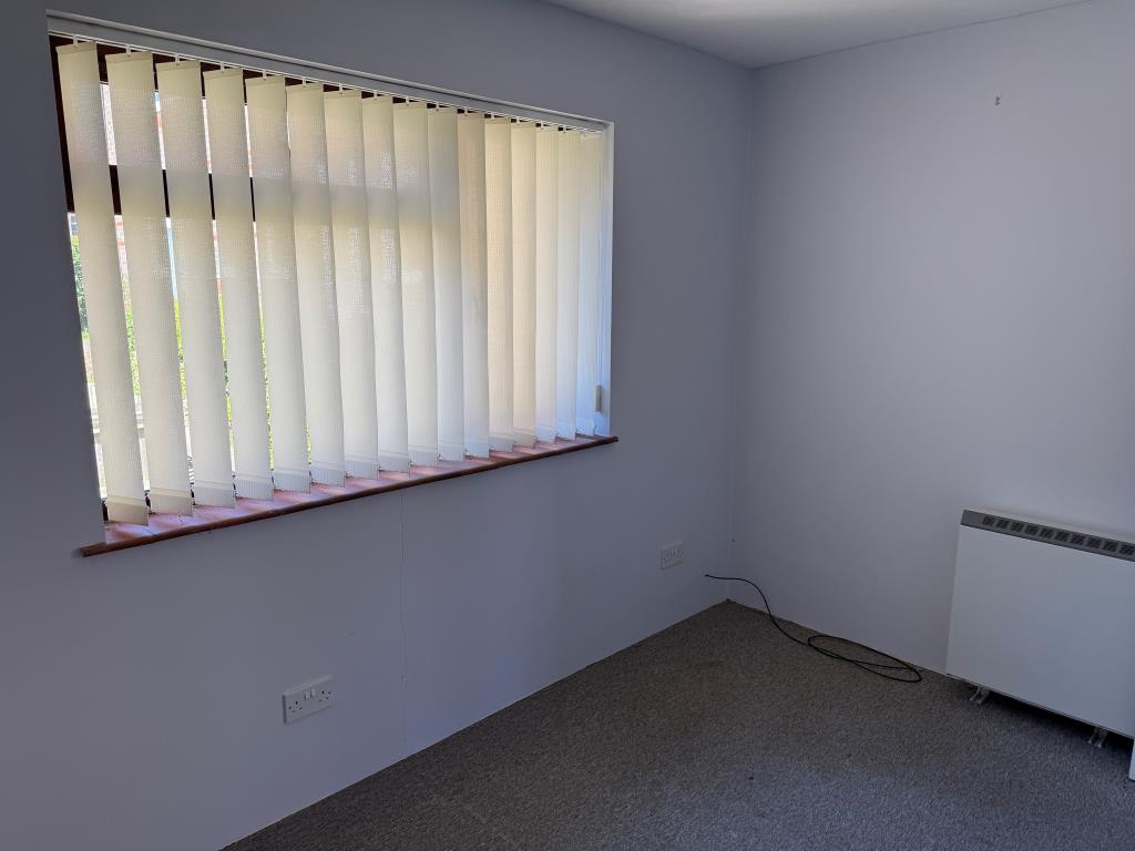 Lot: 86 - SUBSTANTIAL DETACHED PROPERTY WITH POTENTIAL PREVIOUSLY USED FOR SUPPORTED LIVING - Separate office suite with window